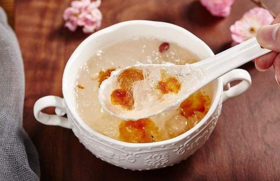 每天吃燕窩對(duì)女人有什么效果？燕窩真的可以起到美容養(yǎng)顏的功效嗎？