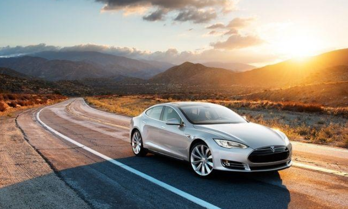 特斯拉監(jiān)控車?yán)锏囊磺惺钦娴膯?？特斯拉車?nèi)攝像頭在哪里？